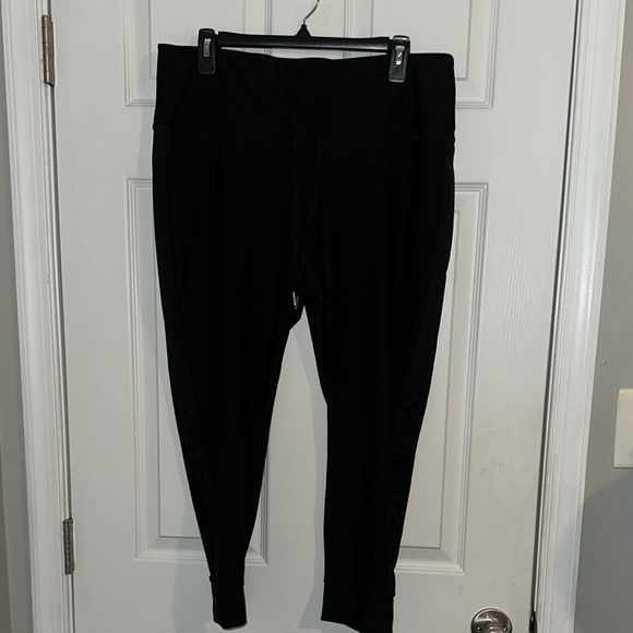 Xersion Pants - Xersion Black Leggings Stretchy Form-Fitting Design